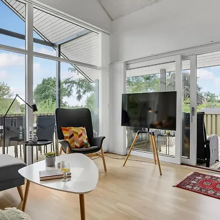 3 Bedroom Beautiful In Ferienhaus