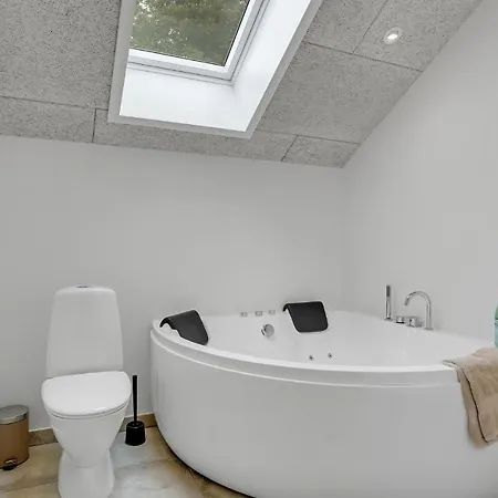 3 Bedroom Beautiful In Ferienhaus *