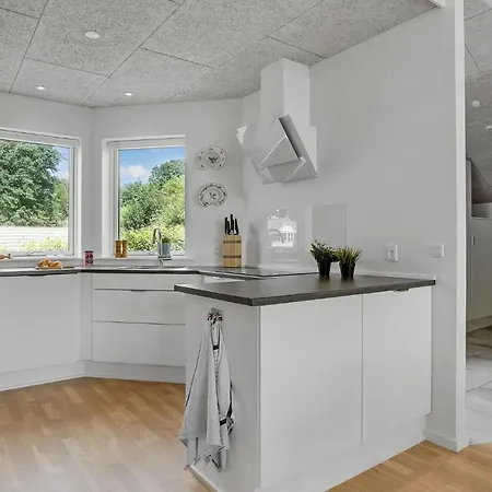 3 Bedroom Beautiful In Ferienhaus *