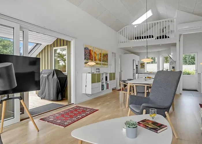 3 Bedroom Beautiful In Hébergement de vacances Hejls